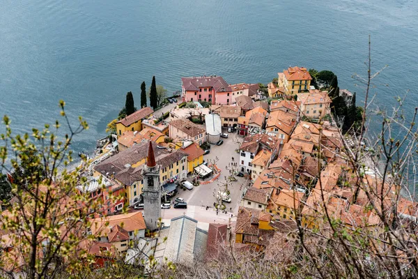 Azulejos de color naranja techos de casas antiguas a orillas del lago de Como. Vista superior —  Fotos de Stock