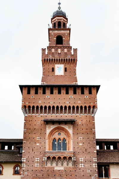 カステッロ・スフォルツェスコのレンガ造りの塔。イタリア・ミラノ — ストック写真