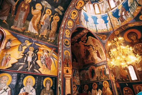 Immagini della vita dei santi sulle pareti del monastero di Ostrog. Montenegro — Foto Stock