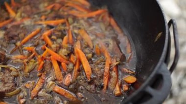 Kazanda Özbek pilavı için yağlı havuç güveci