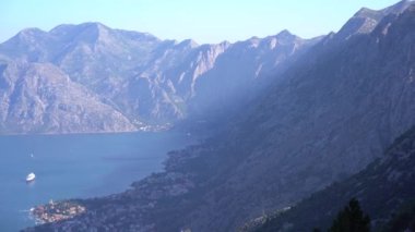 Eski Kotor kasabasının açığında denizde yatlar. Lovcen Dağı 'ndan Görünüm