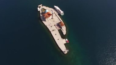 Gospa od Skrpjela adasının havadan görünüşü. Perast, Karadağ