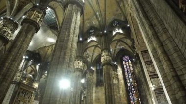 Duomo 'da kolonları olan yüksek kemerli kasalar. İtalya, Milan