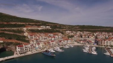 Marina köyünün rıhtımında demirli yatlar. Panorama