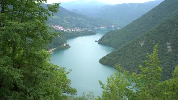 Panorama del Lago Piva entre montañas verdes — Vídeos de Stock