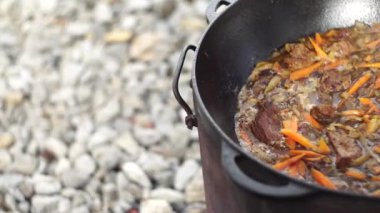 Özbek pilavı bir kazanda yağ içinde pişiyor