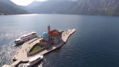 Gospa od Skrpjela adasının havadan görünüşü. Karadağ
