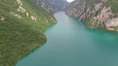 Piva gölünün yeşil suyu. Drone görünümü
