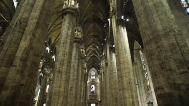 Duomo 'nun tavanının altına kazınmış yüksek mermer sütunlar. Milan, İtalya