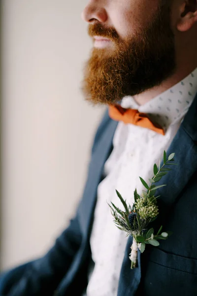 Bräutigam mit Bart im Sakko mit Boutonniere — Stockfoto