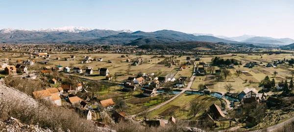 Byn nära staden Niksic i bergen. Montenegro — Stockfoto