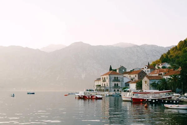 Barcos en el muelle de Perast contra el fondo de las montañas. Montenegro —  Fotos de Stock
