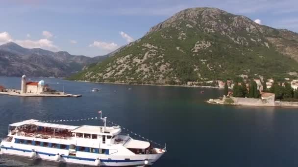 Kreuzfahrtschiff fährt auf der Bucht von Kotor an St. George Island vorbei — Stockvideo