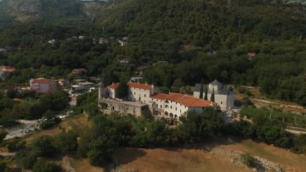 Monastère de Podmaine sur le fond de la ville de Budva — Video