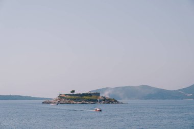 Mamula adasından Kotor Körfezi boyunca yelken açar. Karadağ