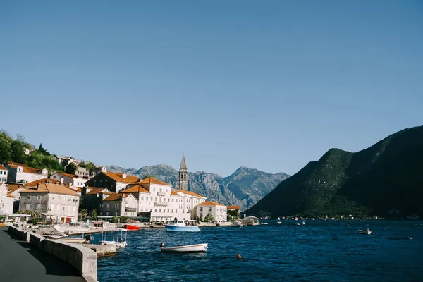 Perast nabrzeża z kamiennych domów i zacumowanych łodzi. Czarnogóra — Zdjęcie stockowe
