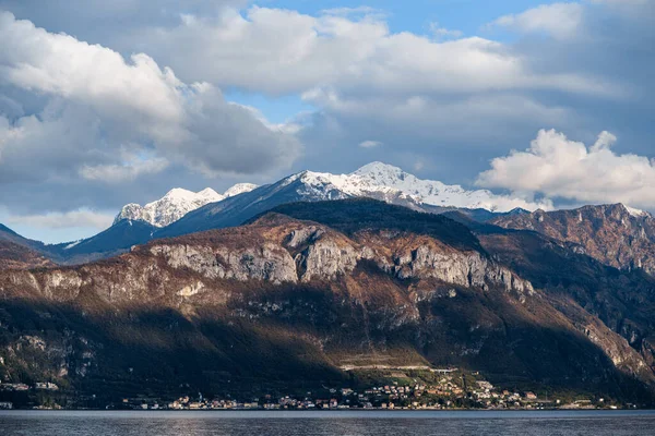 Höga berg nära Comosjön. Italien — Stockfoto