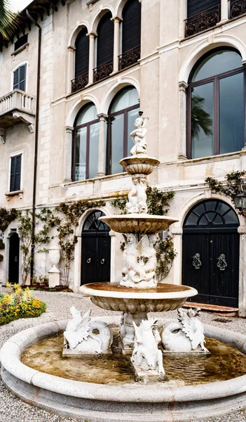 Fuente con fantásticas esculturas frente a Villa Monastero. Italia —  Fotos de Stock