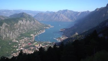 Lovcen Dağı 'ndan dağlara mavi gökyüzüne doğru panoramik manzara