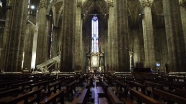 Duomo 'nun yüksek oymalı mermer kolonları. Milan, İtalya