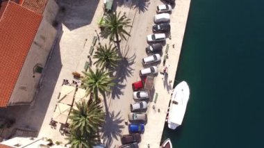 Perast setindeki otoparkın havadan görünüşü. Karadağ