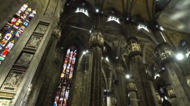 Duomo 'daki kemerli mahzenlerin altına kazınmış sütunlar. İtalya, Milan