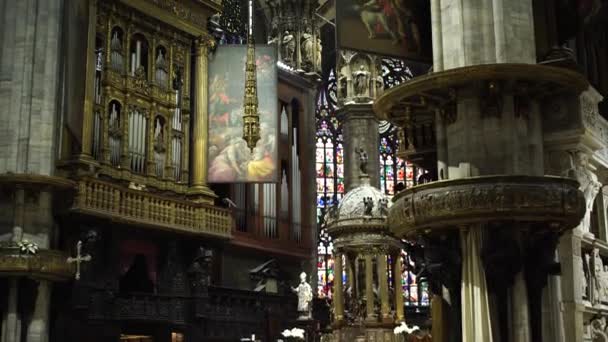 Stare organy wśród obrazów Duomo. Włochy, Mediolan — Wideo stockowe