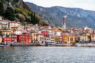 Varenna sahil şeridinin renkli evleri. İtalya