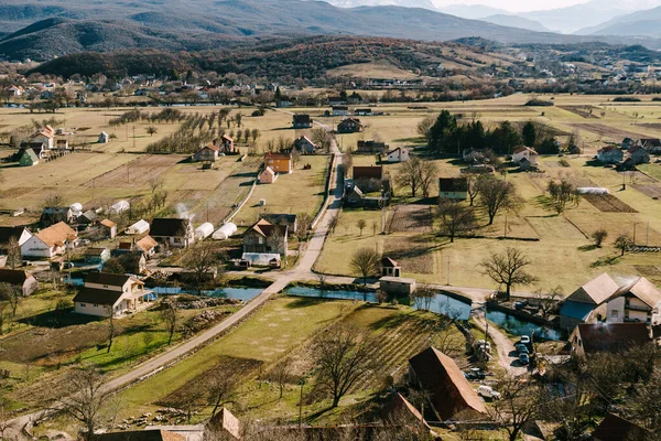 Falu Niksic közelében. Montenegró — Stock Fotó