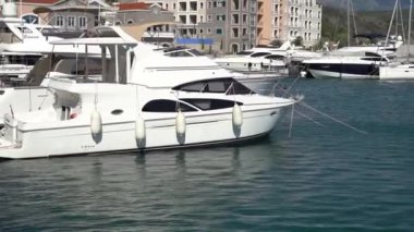 Yelkenli ve motorlu yatlar Lustica Körfezi marinasında demirli.