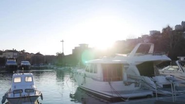 Budva 'daki deniz limanında demirli tekneler