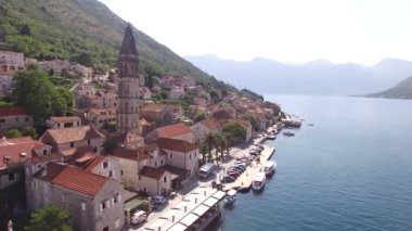 Perast setinin ve Aziz Niklas 'ın çan kulesinin havadan görünüşü. Karadağ