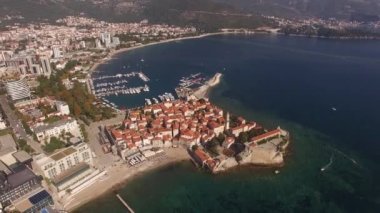 Budva şehrinin panoraması yeşil dağların arka planına karşı