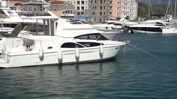 Zeilen en motorjachten liggen afgemeerd bij de jachthaven van Lustica — Stockvideo