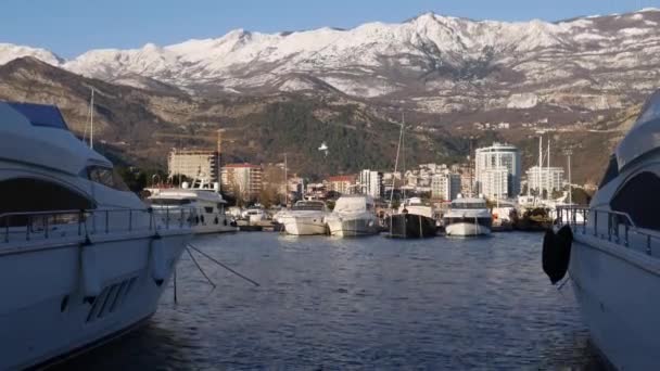 Pier in Budva tegen de achtergrond van besneeuwde bergen — Stockvideo