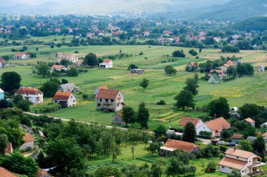 Niksiç yakınlarındaki bir köyde tarlalar. Karadağ