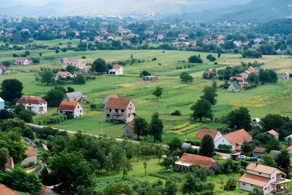 Velden in een dorp bij Niksic. Montenegro — Stockfoto