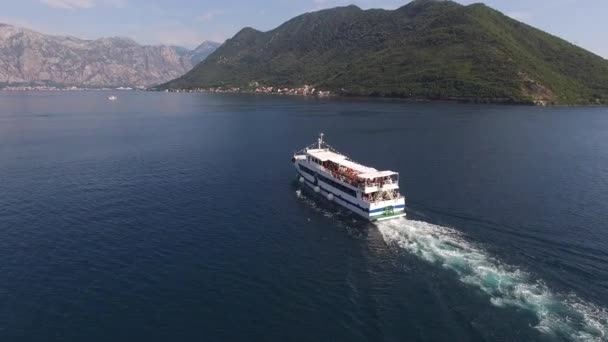 Cruiseschip vaart op de Kotor Bay naar de eilanden in de buurt van Perast — Stockvideo