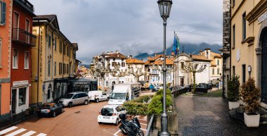 Otelleri, restoranları ve otoparkları olan merkez meydanı. Varenna, İtalya