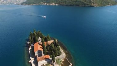 Kotor Körfezi boyunca St. George adasına yelken açar. İHA