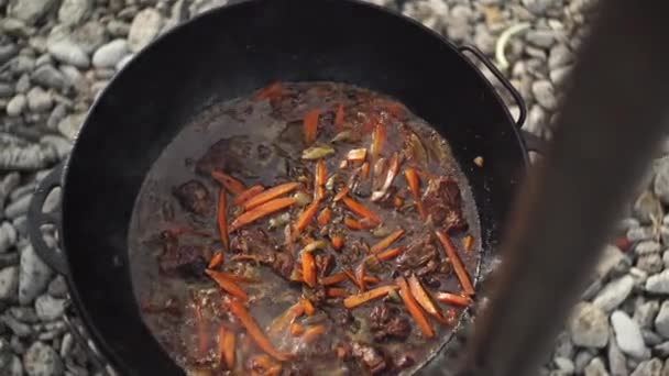 Uzbecký pilaf v kouři a dušením v kotli — Stock video
