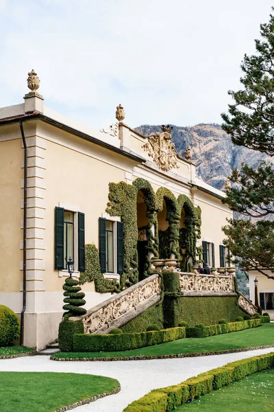 Arcada cubierta de hiedra de Villa Balbianello en un parque verde. Lago de Como, Italia — Foto de Stock