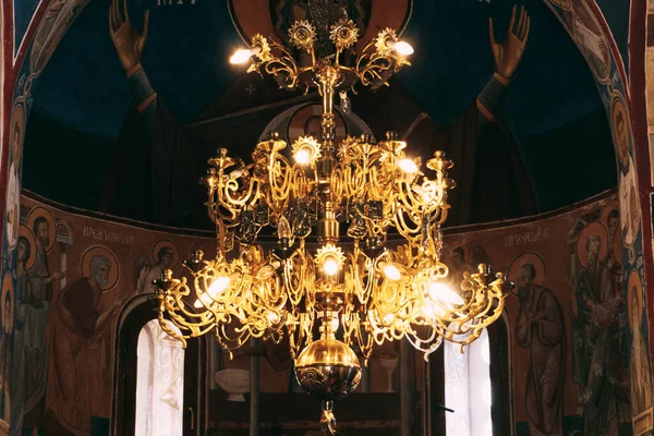 Lustre dans le monastère d'Ostrog sur fond d'icônes. Monténégro — Photo