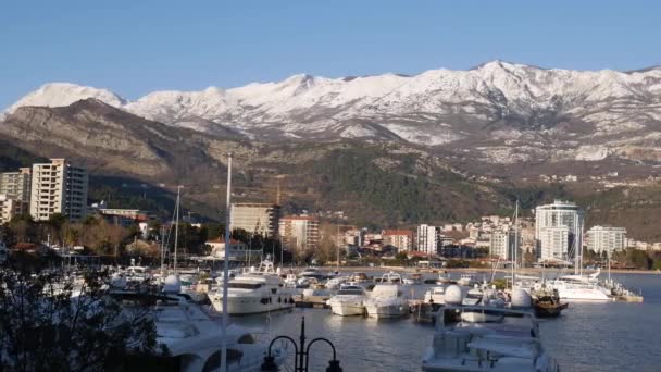 Viele Boote am Pier vor der Küste von Budva, Montenegro — Stockvideo