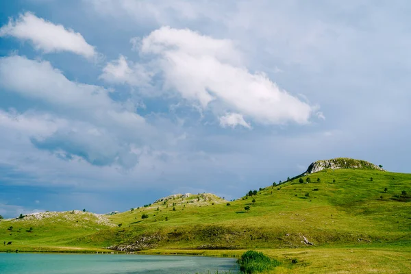 Green hill cerca del lago Vrazje. Montenegro — Foto de Stock