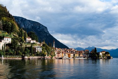 Como Gölü kıyısındaki eski renkli binalar. Varenna kasabası, İtalya