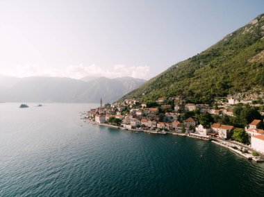 Sahilde, yeşil dağın eteğinde. Karadağ