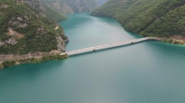Piva Gölü 'ndeki otomobil köprüsü. Drone görünümü