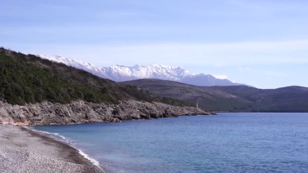 Lustica Bay tegen de achtergrond van een groene rotsachtige kust — Stockvideo