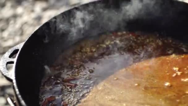Ο Ούζμπεκ Πιλάφ βράζει σε σάλτσα σε καζάνι. — Αρχείο Βίντεο